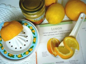 natural-remedies-to-treat-allergies-lemon-and-honey-prevents-cold-flu-allergies-Thumbnail-wellnessworks